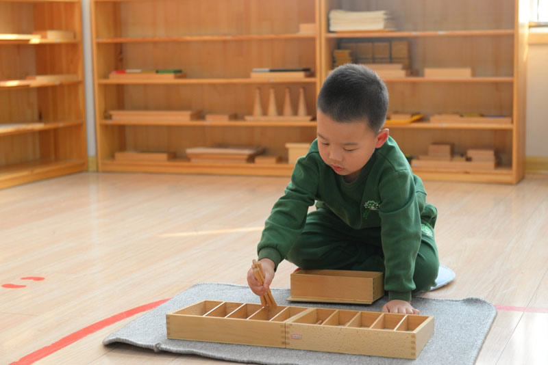 河北青縣跨世紀(jì)幼兒園：“紡錘棒與紡錘棒箱”讓蒙氏班孩子沉迷！