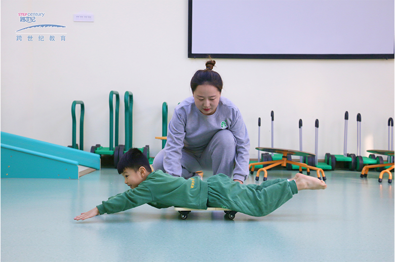 蒙氏幼兒園這樣培養(yǎng)孩子協(xié)調(diào)力