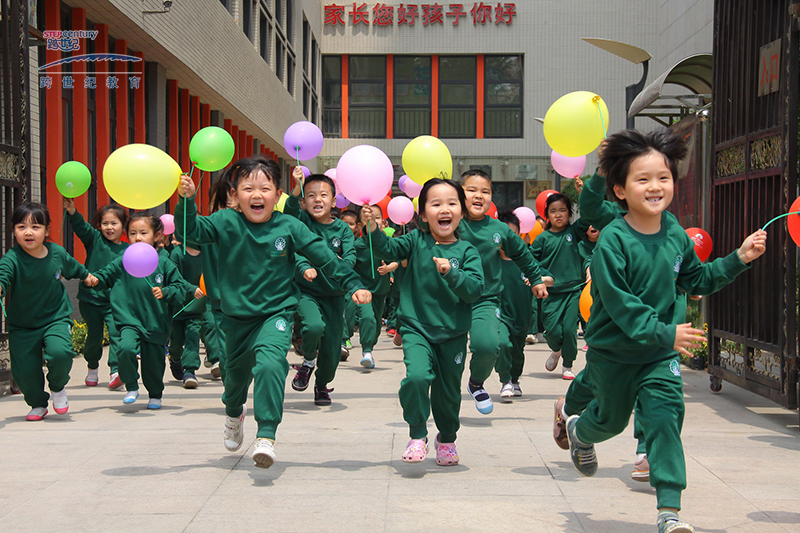 不忘初心，同“智慧樹(shù)”共成長(zhǎng);砥礪前行，做“高品質(zhì)”幼兒園