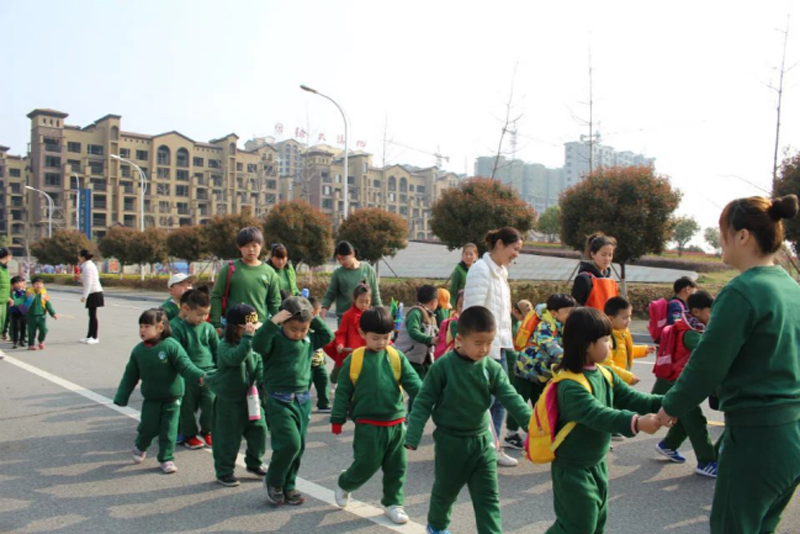 河南省南陽興宛幼兒園：陽春三月放風(fēng)箏2963.png